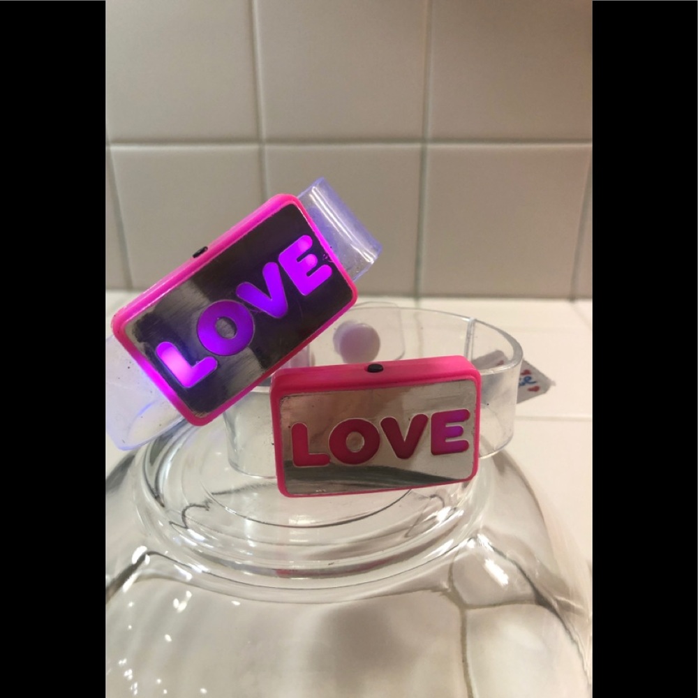 12 FLAVORED LIPGLOSS, LOVE BRACELET, & GUM BALLS
